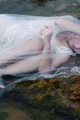 白裙美女搁浅在水中