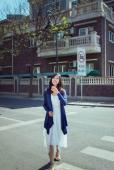 暖阳下的长裙少女迷人图