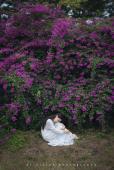 花丛中的白裙迷人少女