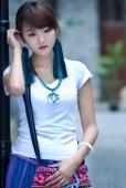 油纸伞的娇小女子的清纯图