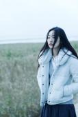 想去海边旅行的长发女子