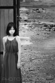 废弃建筑的吊带长裙的短发女子