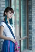 油纸伞的娇小女子的清纯图