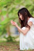 清纯甜美姑娘户外图