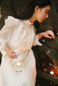 树下美女夜晚灯光点点