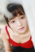 跳舞姑娘草地上的迷人舞姿