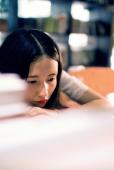 安静女子的红唇图片
