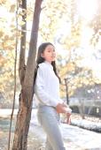 清新女子阳光下甜美笑容