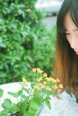 夏日俏皮女子的甜美笑容