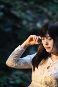 夜晚森林出现的纯白少女
