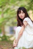 清纯甜美姑娘户外图