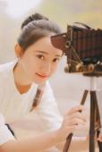 秋日的清纯女子铁轨图