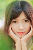 清纯甜美姑娘户外图