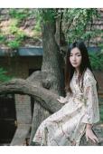 夏日树上不一样情怀的唯美女子