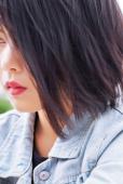 短发女子的铁轨上的短装图