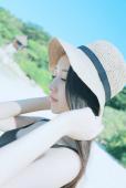 阳光下长发美女清纯照
