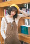 背带裤女子的书馆开学季的到来