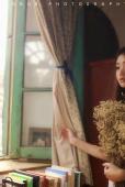 清纯白裙美女在等待