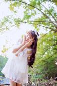 蕾丝短裙美女在深秋的森林写真图