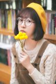 背带裤女子的书馆开学季的到来
