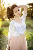 黄昏时的蕾丝裙少女户外唯美图