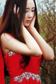 草地上红裙亮眼美女