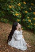 花丛中的白裙迷人少女