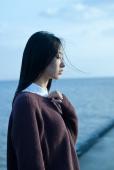 想去海边旅行的长发女子
