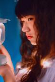 清纯美女卷发私房写真
