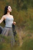 养眼美女户外夕阳落下