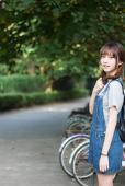 背带裤女子的双马尾清纯图