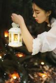 树下美女夜晚灯光点点