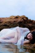 白裙美女搁浅在水中