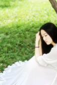 长裙飘飘女子在森林