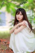 清纯甜美姑娘户外图