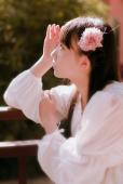 清纯女子户外迷人白裙