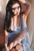 长发养眼美女的羞涩迷人