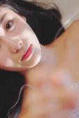 长发养眼美女的羞涩迷人