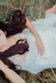 草地上白裙唯美少女图