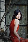 废弃建筑的吊带长裙的短发女子