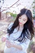 黄昏时的蕾丝裙少女户外唯美图