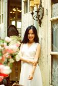 优雅美女夏日甜美笑容图