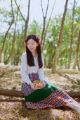 碎花裙美女森林捡松果