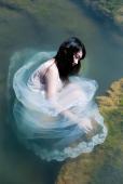 白裙美女搁浅在水中