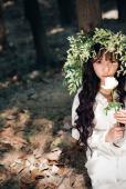 绿野森林的长裙女子