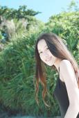 阳光下长发美女清纯照