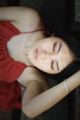 废弃建筑的吊带长裙的短发女子