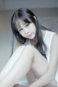 纯白少女的室内唯美图片