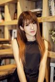复古书店的清纯动人美女