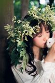 绿野森林的长裙女子